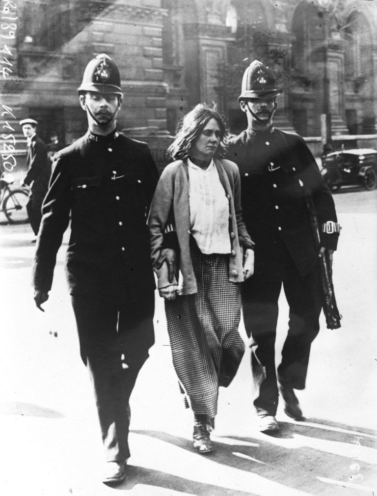 Arrestation de suffragettes